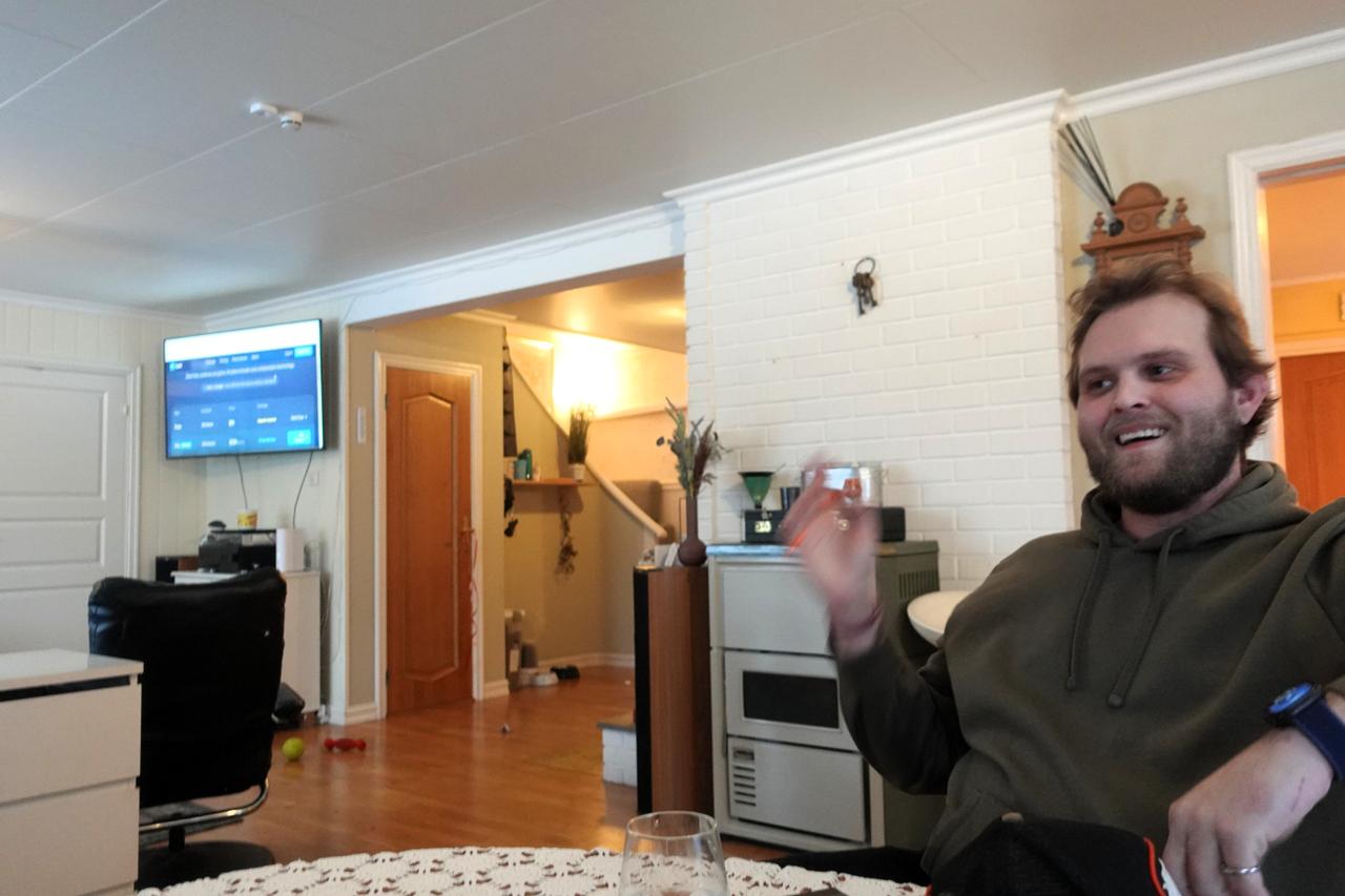 Julian Berge innendørs, gestikulerer mens han forklarer Lexi-teknologien