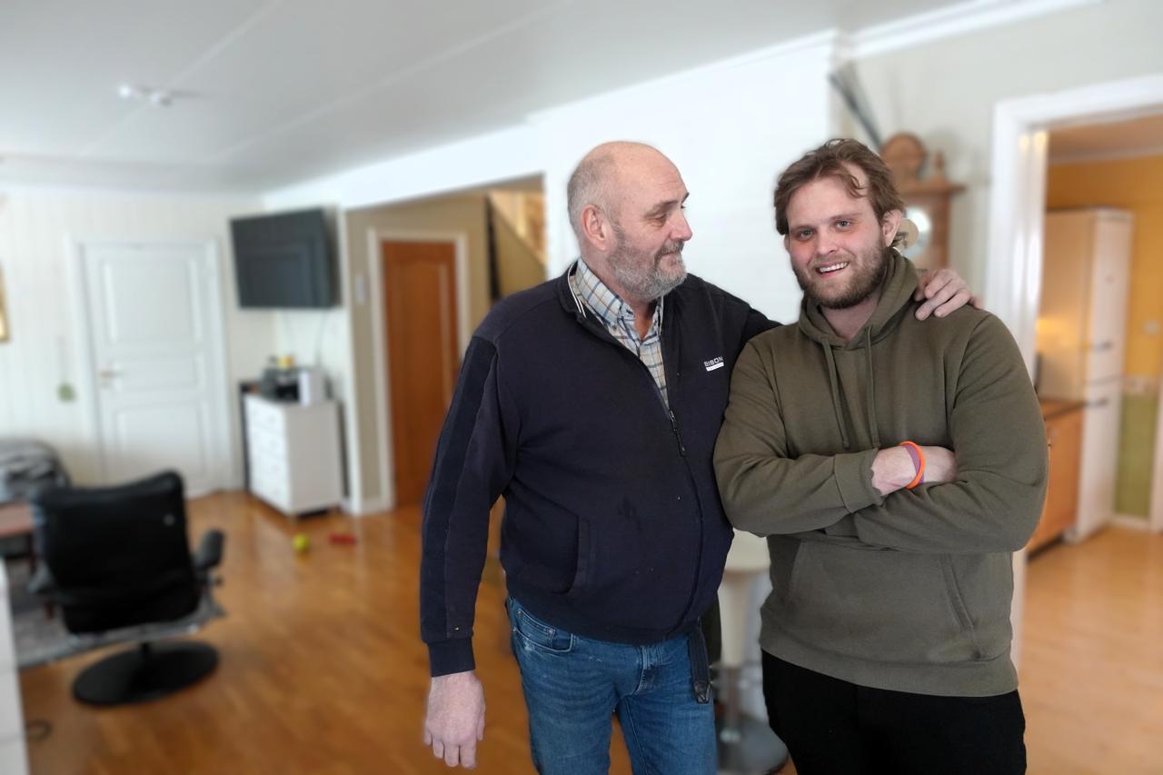 Hans Berge og Julian Berge sammen hjemme på Nøtterøy
